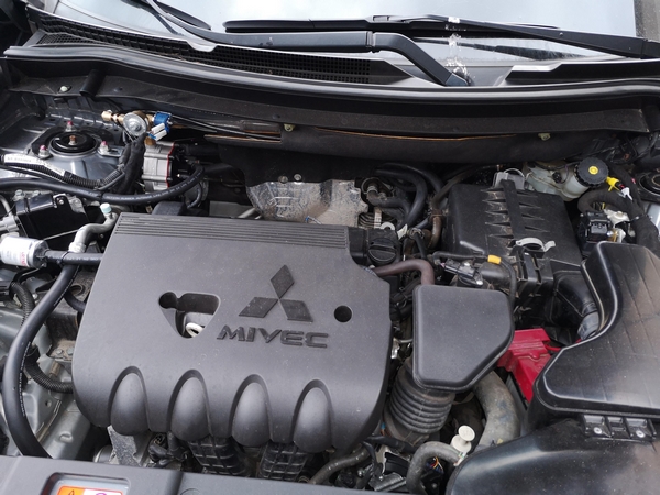 Mitsubishi Colt wymiana oleju filtra oleju